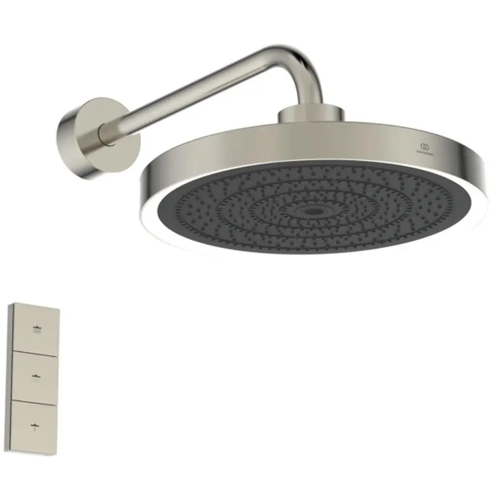 Große runde Regenbrause von Ideal Standard mit Wandmontage und integrierter Beleuchtung. Der Kopf hat ein Muster aus mehreren Düsen für Wasserstrahlen.